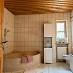 Haus Raphael - Schnitzereien - Am Waldrand - Hunde Willkommen - Ab Ende Juni Terrasse Verfuegbar * Halsbach